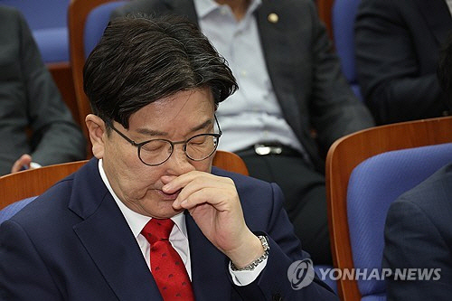 권성동 국민의힘 원내대표가 8일 서울 여의도 국회에서 열린 의원총회에서 생각에 잠겨 있다. [연합뉴스]